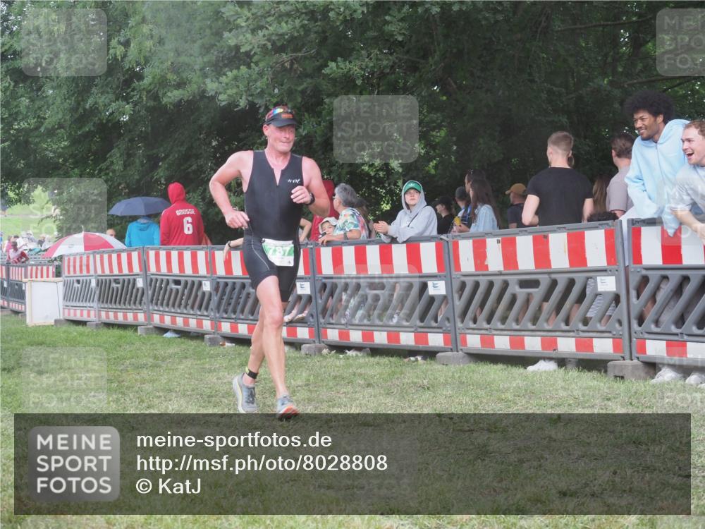 21.06.2025 - 27. Vierlanden-Triathlon KatJ http://msf.ph/oto/8028808 15.06.2025 13:33:32 Ziel 787, 1076 meine-sportfotos.de