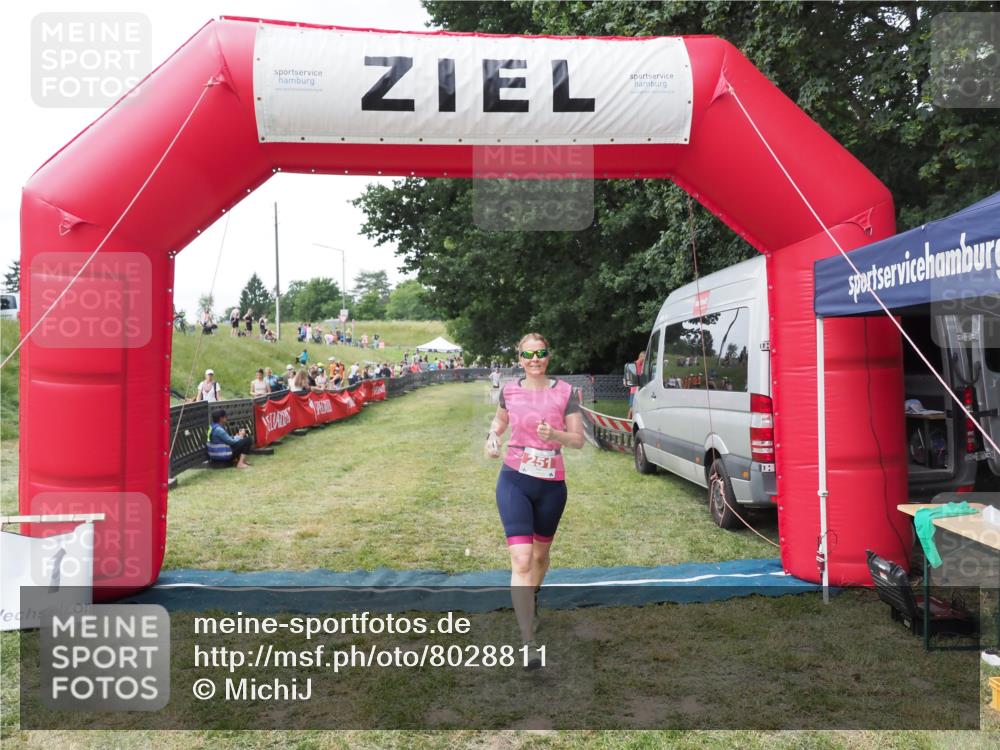 21.06.2025 - 27. Vierlanden-Triathlon MichiJ http://msf.ph/oto/8028811 15.06.2026 12:13:32 Ziel 251, 869 meine-sportfotos.de