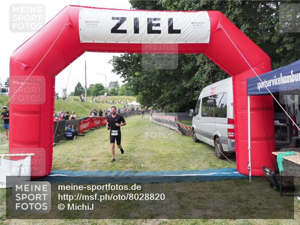21.06.2025 - 27. Vierlanden-Triathlon MichiJ http://msf.ph/oto/8028820 15.06.2026 12:16:23 Ziel 774 meine-sportfotos.de