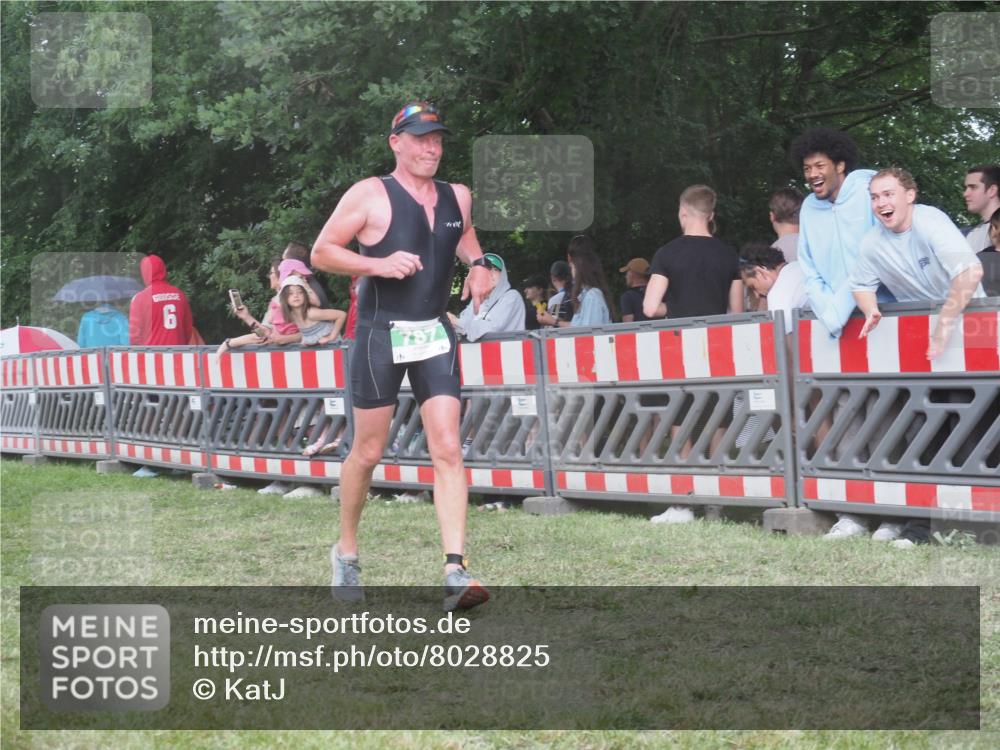 21.06.2025 - 27. Vierlanden-Triathlon KatJ http://msf.ph/oto/8028825 15.06.2025 13:33:33 Ziel 787, 1076 meine-sportfotos.de