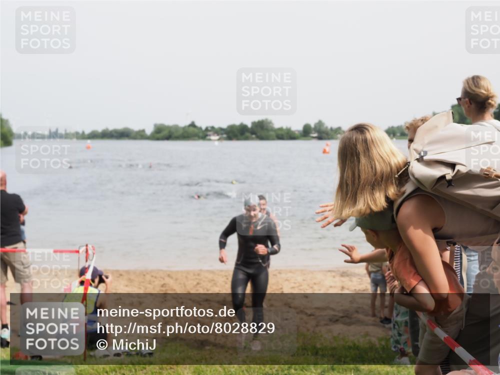 21.06.2025 - 27. Vierlanden-Triathlon MichiJ http://msf.ph/oto/8028829 15.06.2026 10:59:03 Schwimmen 706, 709, 760 meine-sportfotos.de