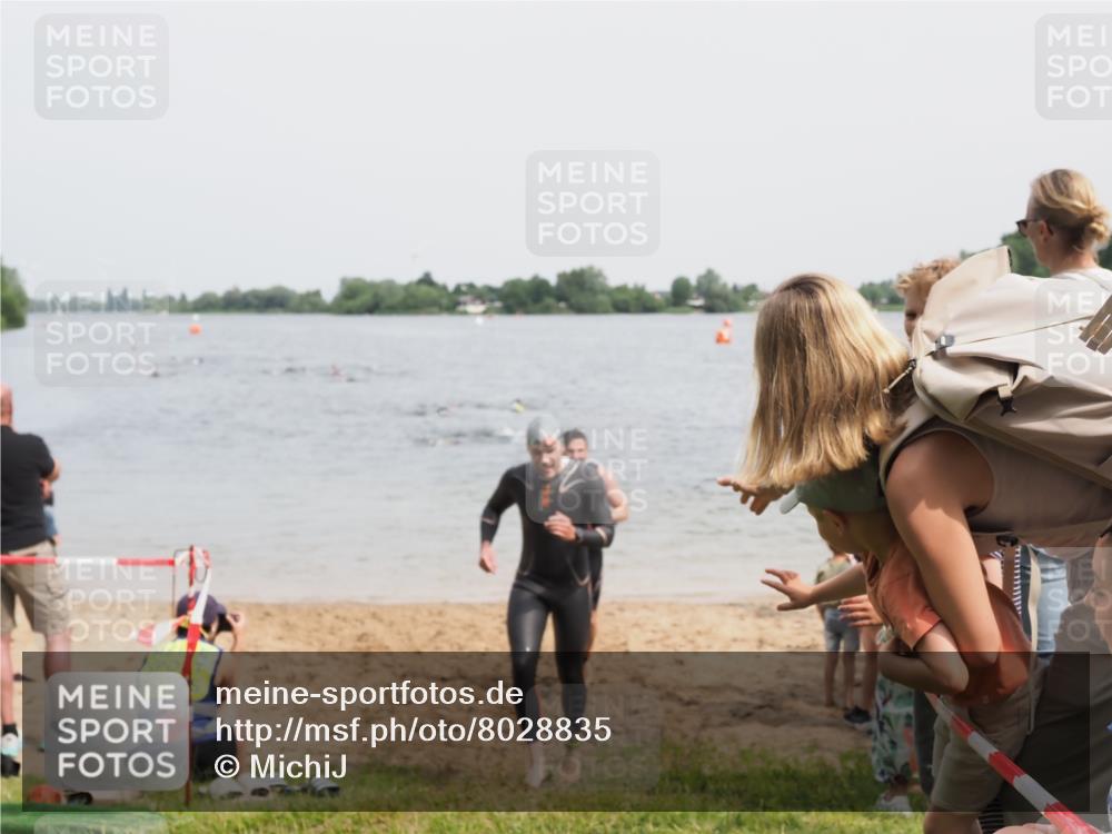 21.06.2025 - 27. Vierlanden-Triathlon MichiJ http://msf.ph/oto/8028835 15.06.2026 10:59:03 Schwimmen 706, 709, 760 meine-sportfotos.de