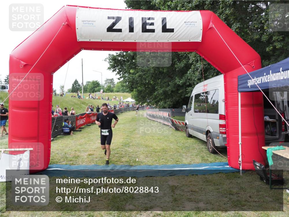 21.06.2025 - 27. Vierlanden-Triathlon MichiJ http://msf.ph/oto/8028843 15.06.2026 12:16:24 Ziel 774 meine-sportfotos.de