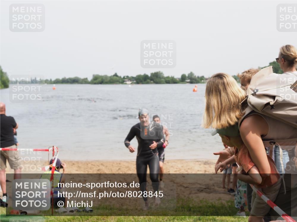 21.06.2025 - 27. Vierlanden-Triathlon MichiJ http://msf.ph/oto/8028845 15.06.2026 10:59:03 Schwimmen 706, 709, 760 meine-sportfotos.de