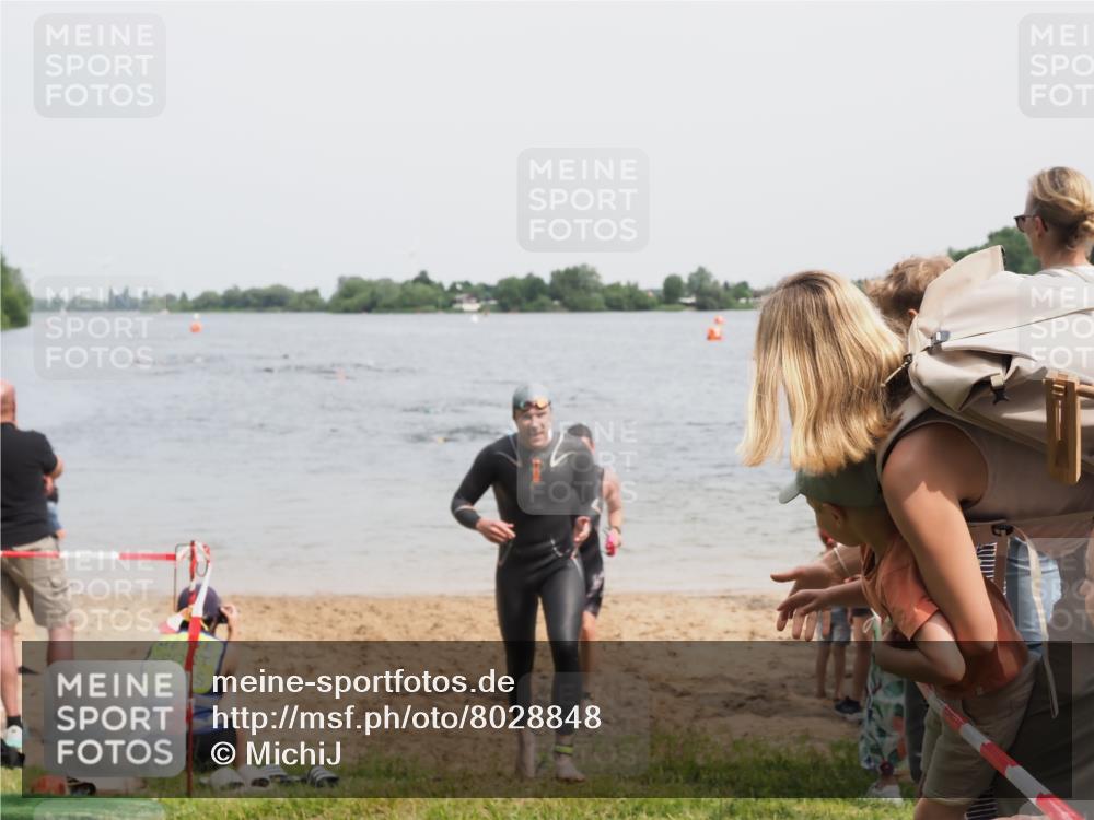 21.06.2025 - 27. Vierlanden-Triathlon MichiJ http://msf.ph/oto/8028848 15.06.2026 10:59:03 Schwimmen 706, 709, 760 meine-sportfotos.de