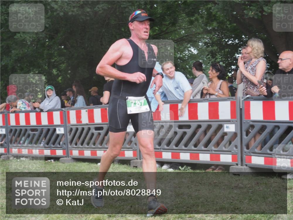 21.06.2025 - 27. Vierlanden-Triathlon KatJ http://msf.ph/oto/8028849 15.06.2025 13:33:33 Ziel 787, 1076 meine-sportfotos.de