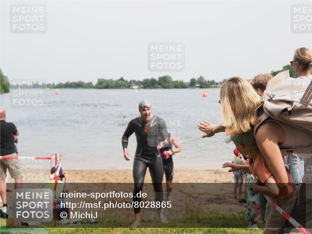 21.06.2025 - 27. Vierlanden-Triathlon MichiJ http://msf.ph/oto/8028865 15.06.2026 10:59:04 Schwimmen 706, 709 meine-sportfotos.de