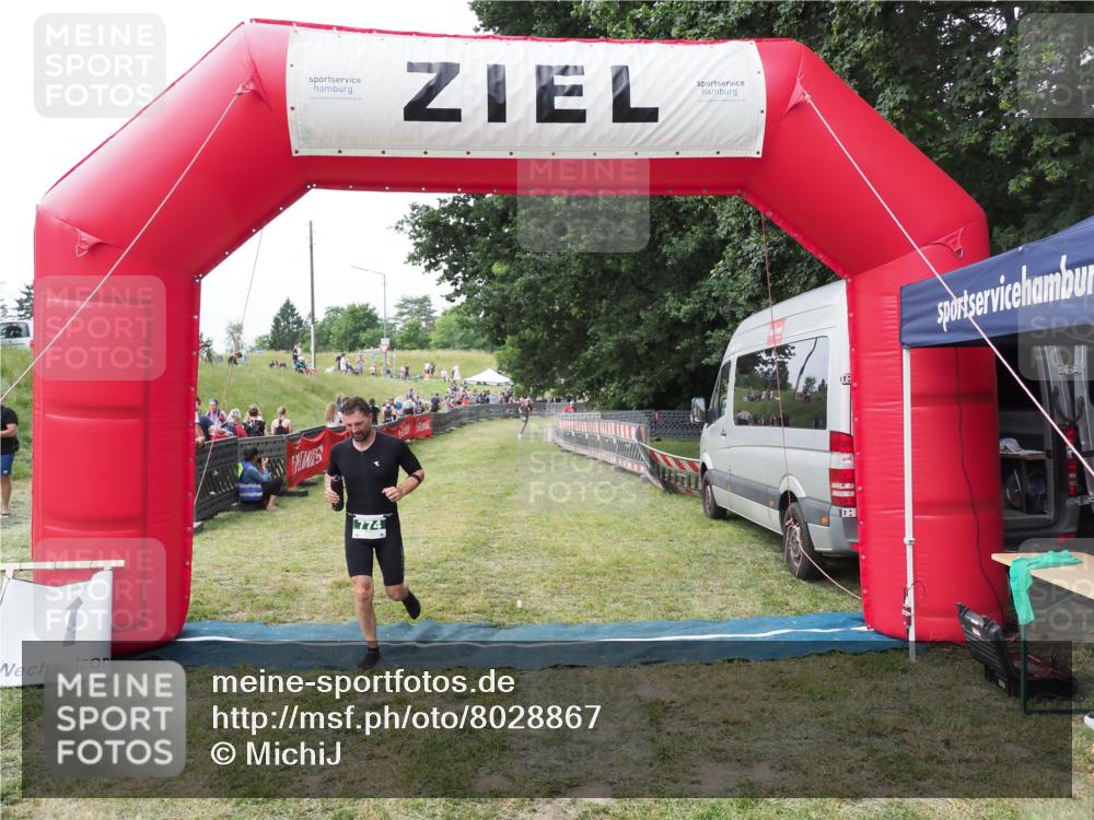 21.06.2025 - 27. Vierlanden-Triathlon MichiJ http://msf.ph/oto/8028867 15.06.2026 12:16:24 Ziel 774 meine-sportfotos.de
