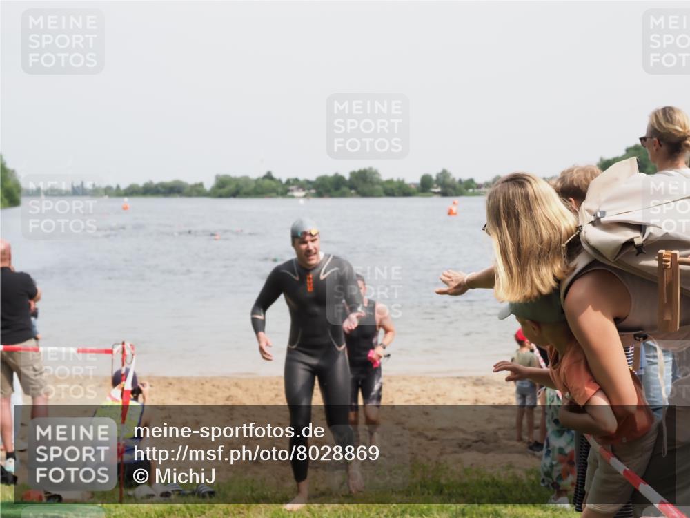 21.06.2025 - 27. Vierlanden-Triathlon MichiJ http://msf.ph/oto/8028869 15.06.2026 10:59:04 Schwimmen 706, 709 meine-sportfotos.de