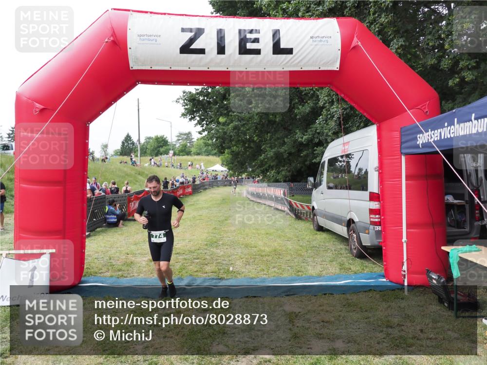 21.06.2025 - 27. Vierlanden-Triathlon MichiJ http://msf.ph/oto/8028873 15.06.2026 12:16:24 Ziel 774 meine-sportfotos.de