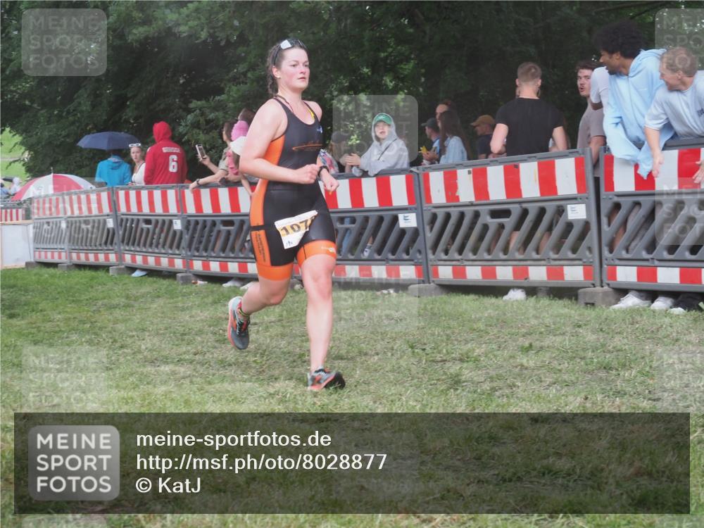 21.06.2025 - 27. Vierlanden-Triathlon KatJ http://msf.ph/oto/8028877 15.06.2025 13:33:42 Ziel 148, 210, 1076 meine-sportfotos.de