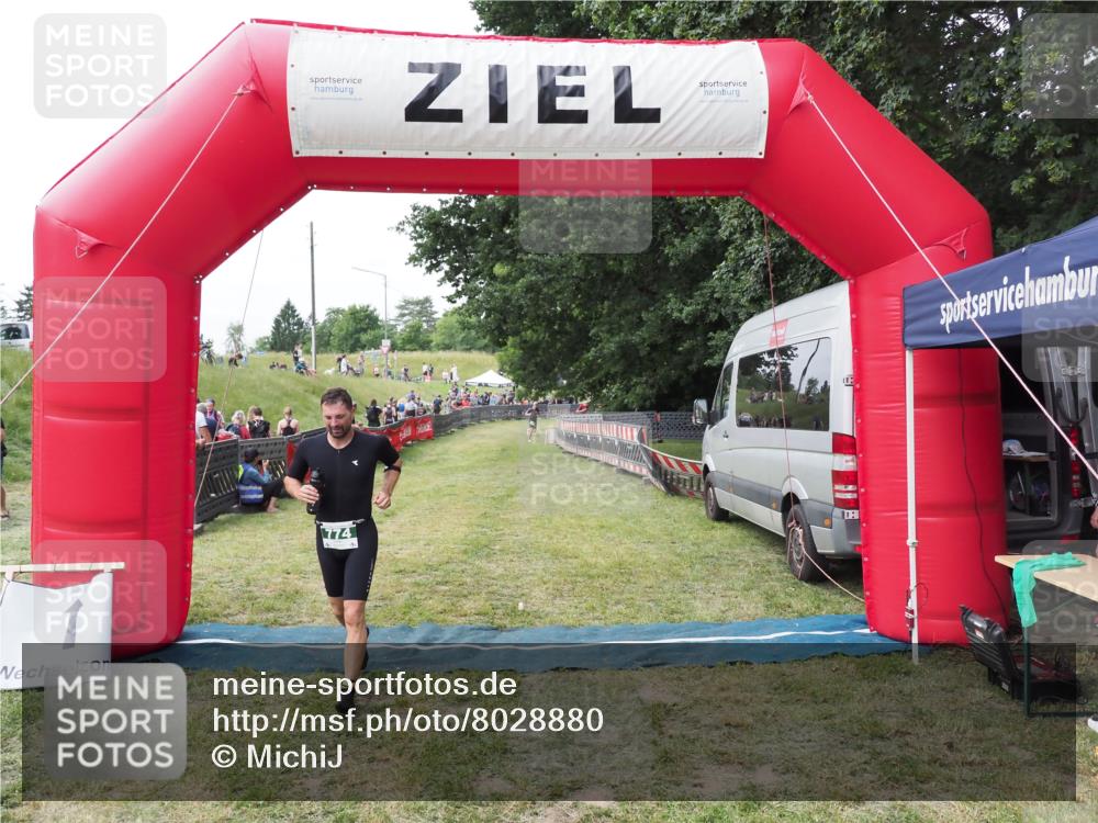 21.06.2025 - 27. Vierlanden-Triathlon MichiJ http://msf.ph/oto/8028880 15.06.2026 12:16:24 Ziel 774 meine-sportfotos.de