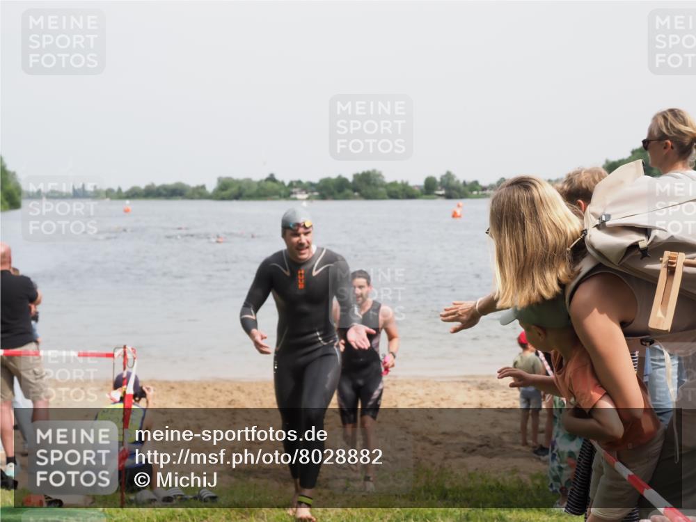21.06.2025 - 27. Vierlanden-Triathlon MichiJ http://msf.ph/oto/8028882 15.06.2026 10:59:04 Schwimmen 706, 709 meine-sportfotos.de