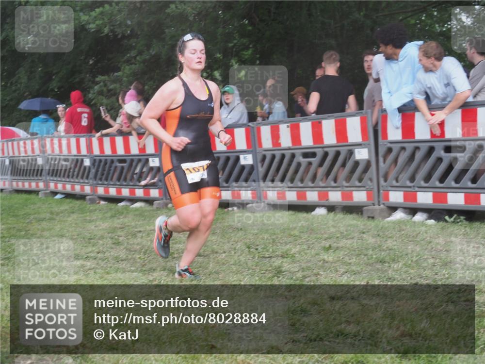 21.06.2025 - 27. Vierlanden-Triathlon KatJ http://msf.ph/oto/8028884 15.06.2025 13:33:42 Ziel 148, 210, 1076 meine-sportfotos.de