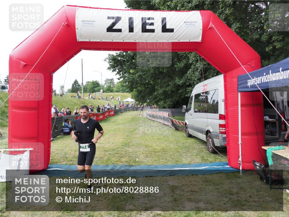 21.06.2025 - 27. Vierlanden-Triathlon MichiJ http://msf.ph/oto/8028886 15.06.2026 12:16:24 Ziel 774 meine-sportfotos.de