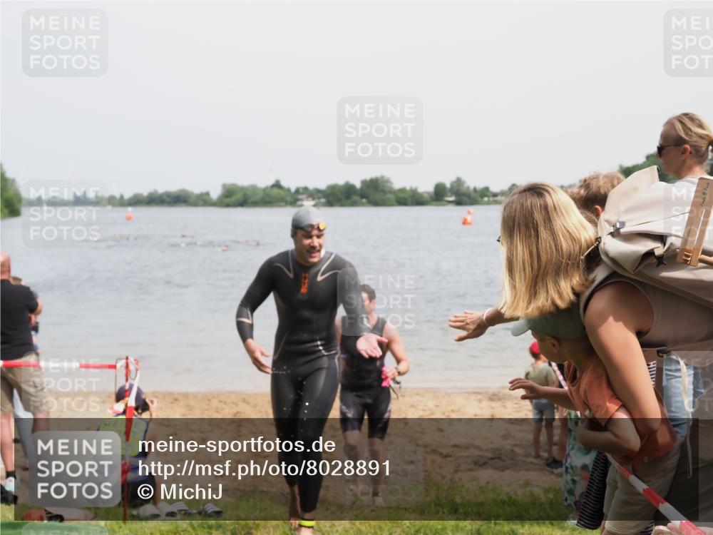 21.06.2025 - 27. Vierlanden-Triathlon MichiJ http://msf.ph/oto/8028891 15.06.2026 10:59:04 Schwimmen 706, 709 meine-sportfotos.de
