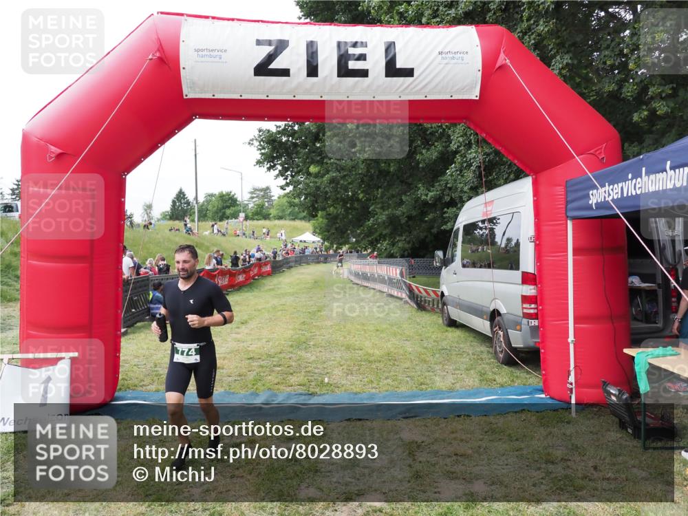 21.06.2025 - 27. Vierlanden-Triathlon MichiJ http://msf.ph/oto/8028893 15.06.2026 12:16:25 Ziel 774 meine-sportfotos.de