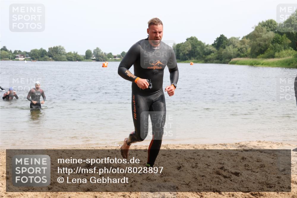 15.06.2025 - 27. Vierlanden-Triathlon Lena Gebhardt http://msf.ph/oto/8028897 15.06.2025 11:03:51 Schwimmen 729, 773 meine-sportfotos.de