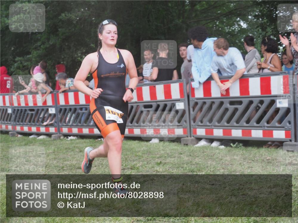21.06.2025 - 27. Vierlanden-Triathlon KatJ http://msf.ph/oto/8028898 15.06.2025 13:33:42 Ziel 148, 210, 1076 meine-sportfotos.de