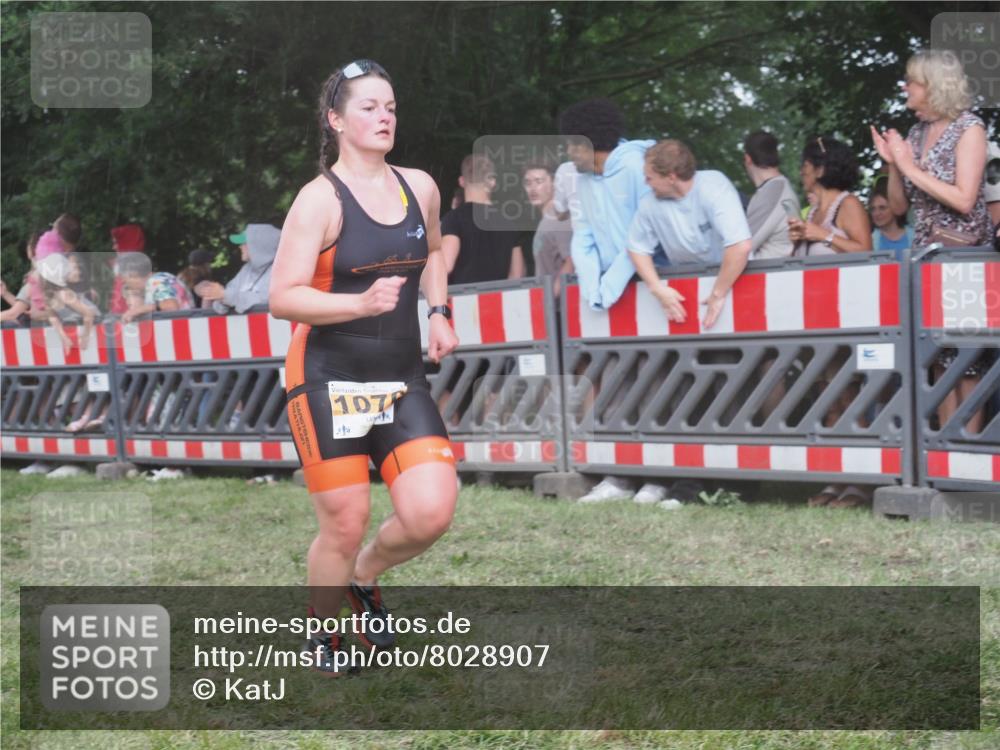 21.06.2025 - 27. Vierlanden-Triathlon KatJ http://msf.ph/oto/8028907 15.06.2025 13:33:42 Ziel 148, 210, 1076 meine-sportfotos.de