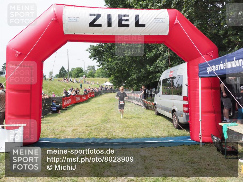 21.06.2025 - 27. Vierlanden-Triathlon MichiJ http://msf.ph/oto/8028909 15.06.2026 12:19:25 Ziel 25 meine-sportfotos.de