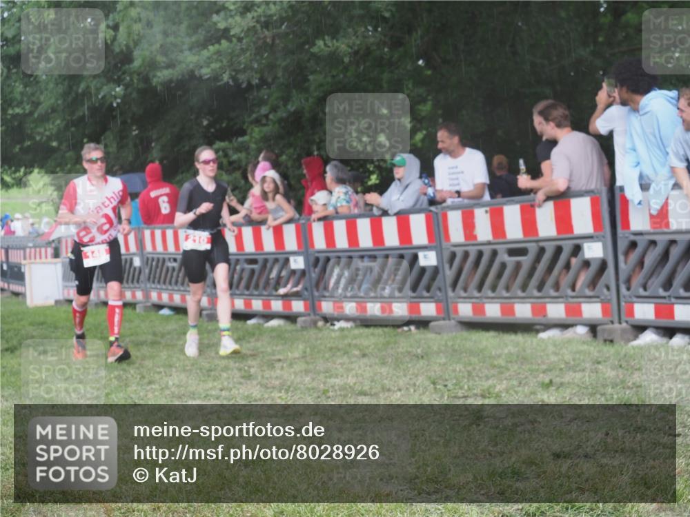 21.06.2025 - 27. Vierlanden-Triathlon KatJ http://msf.ph/oto/8028926 15.06.2025 13:33:44 Ziel 148, 210, 1076 meine-sportfotos.de