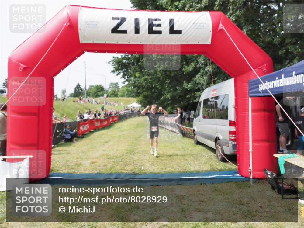 21.06.2025 - 27. Vierlanden-Triathlon MichiJ http://msf.ph/oto/8028929 15.06.2026 12:19:26 Ziel 25 meine-sportfotos.de