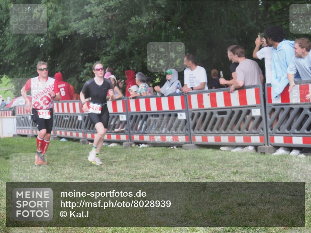 21.06.2025 - 27. Vierlanden-Triathlon KatJ http://msf.ph/oto/8028939 15.06.2025 13:33:44 Ziel 148, 210, 1076 meine-sportfotos.de