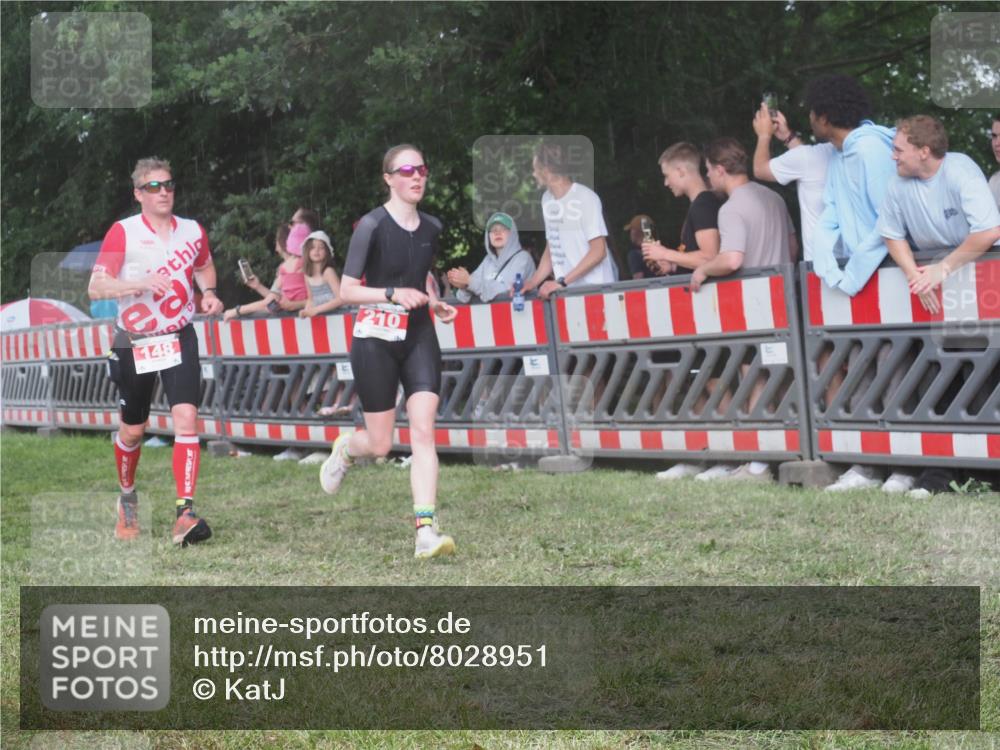 21.06.2025 - 27. Vierlanden-Triathlon KatJ http://msf.ph/oto/8028951 15.06.2025 13:33:45 Ziel 148, 210 meine-sportfotos.de
