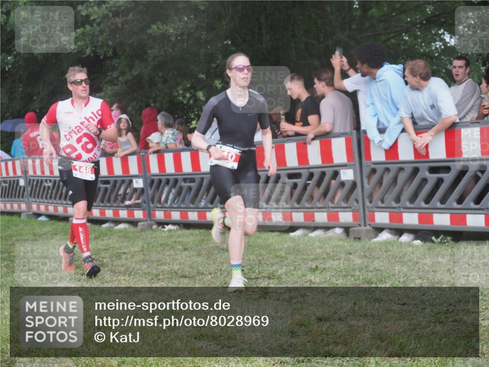 21.06.2025 - 27. Vierlanden-Triathlon KatJ http://msf.ph/oto/8028969 15.06.2025 13:33:45 Ziel 148, 210 meine-sportfotos.de