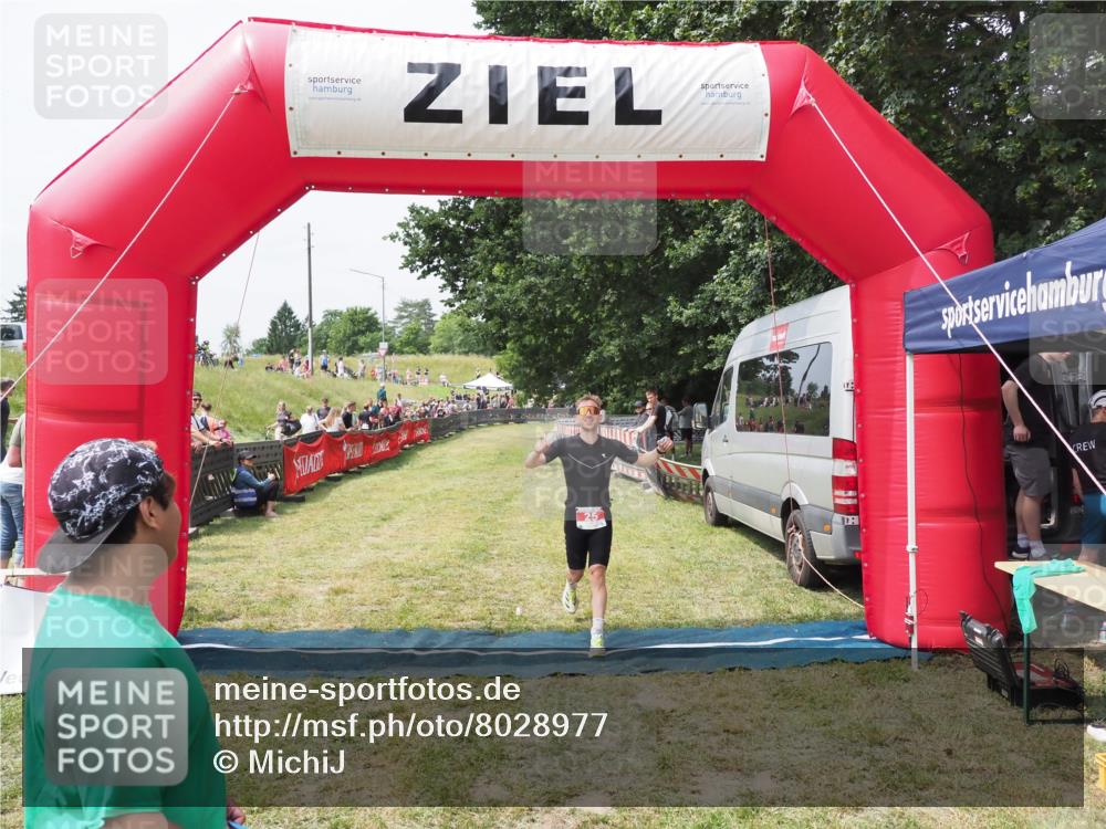 21.06.2025 - 27. Vierlanden-Triathlon MichiJ http://msf.ph/oto/8028977 15.06.2026 12:19:27 Ziel 25 meine-sportfotos.de