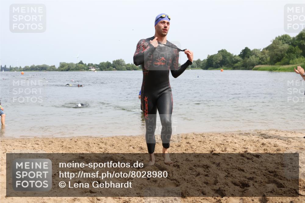 15.06.2025 - 27. Vierlanden-Triathlon Lena Gebhardt http://msf.ph/oto/8028980 15.06.2025 11:04:06 Schwimmen 663, 729, 754, 763 meine-sportfotos.de