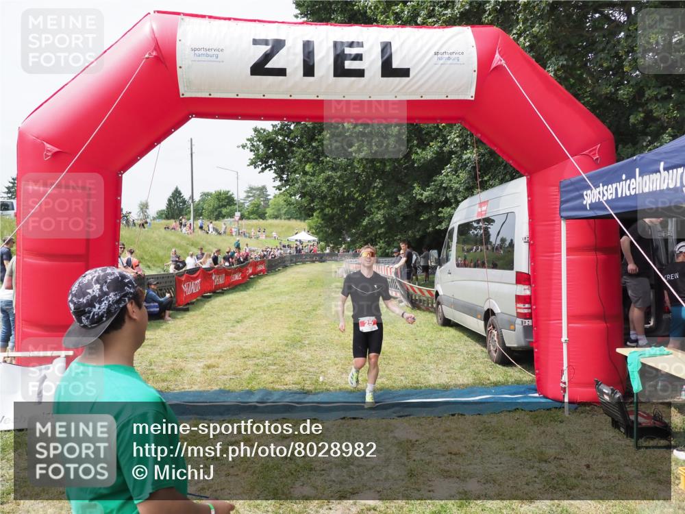 21.06.2025 - 27. Vierlanden-Triathlon MichiJ http://msf.ph/oto/8028982 15.06.2026 12:19:27 Ziel 25 meine-sportfotos.de