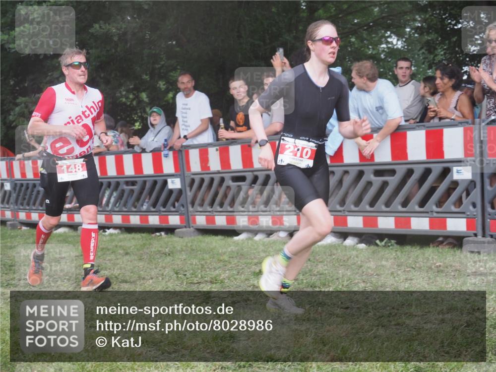 21.06.2025 - 27. Vierlanden-Triathlon KatJ http://msf.ph/oto/8028986 15.06.2025 13:33:45 Ziel 148, 210 meine-sportfotos.de