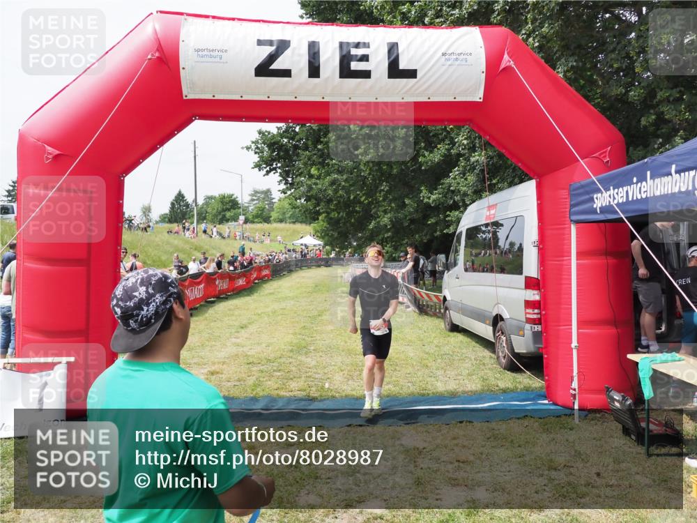 21.06.2025 - 27. Vierlanden-Triathlon MichiJ http://msf.ph/oto/8028987 15.06.2026 12:19:27 Ziel 25 meine-sportfotos.de