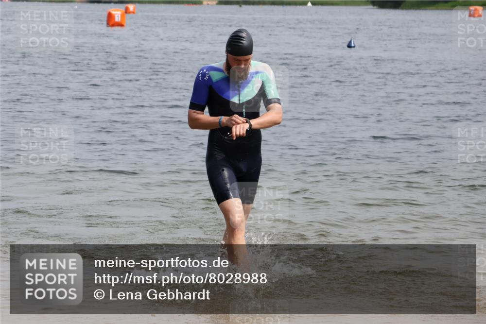 15.06.2025 - 27. Vierlanden-Triathlon Lena Gebhardt http://msf.ph/oto/8028988 15.06.2025 11:04:09 Schwimmen 658, 663, 729, 754, 763 meine-sportfotos.de