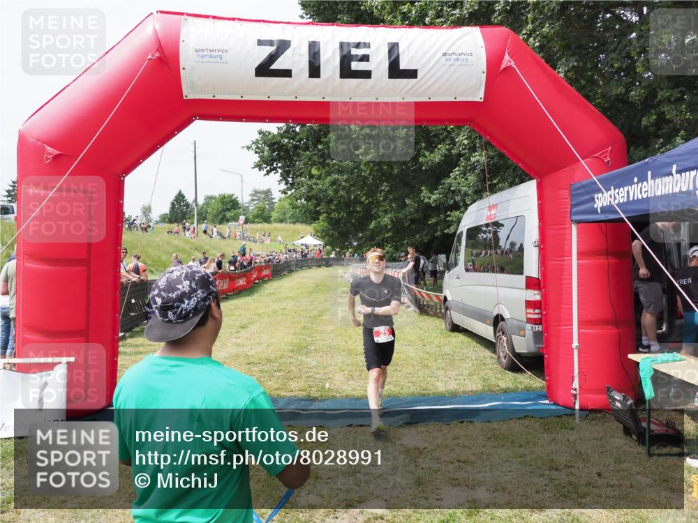 21.06.2025 - 27. Vierlanden-Triathlon MichiJ http://msf.ph/oto/8028991 15.06.2026 12:19:27 Ziel 25 meine-sportfotos.de