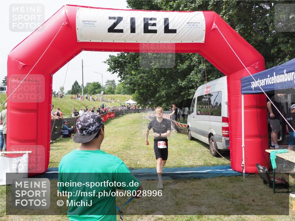21.06.2025 - 27. Vierlanden-Triathlon MichiJ http://msf.ph/oto/8028996 15.06.2026 12:19:27 Ziel 25 meine-sportfotos.de