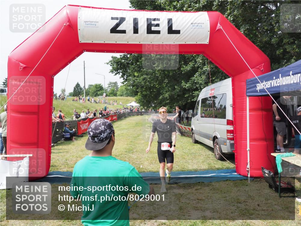 21.06.2025 - 27. Vierlanden-Triathlon MichiJ http://msf.ph/oto/8029001 15.06.2026 12:19:27 Ziel 25 meine-sportfotos.de