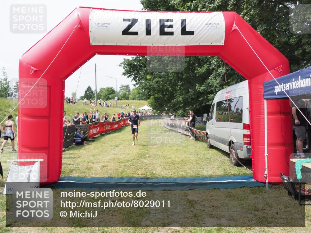 21.06.2025 - 27. Vierlanden-Triathlon MichiJ http://msf.ph/oto/8029011 15.06.2026 12:19:39 Ziel 46 meine-sportfotos.de