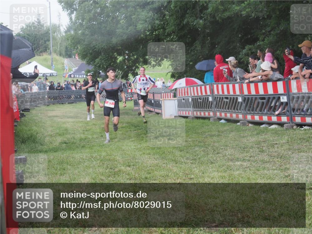 21.06.2025 - 27. Vierlanden-Triathlon KatJ http://msf.ph/oto/8029015 15.06.2025 13:33:58 Ziel 47, 734, 857 meine-sportfotos.de