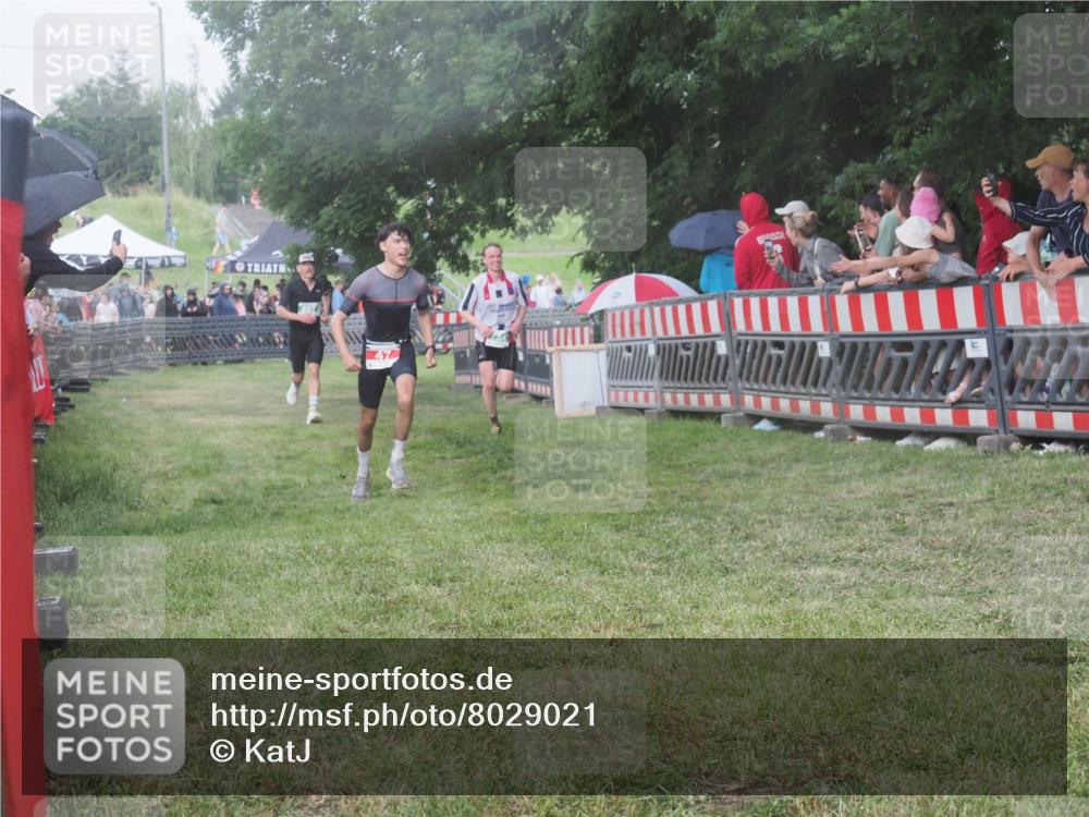 21.06.2025 - 27. Vierlanden-Triathlon KatJ http://msf.ph/oto/8029021 15.06.2025 13:33:58 Ziel 47, 734, 857 meine-sportfotos.de