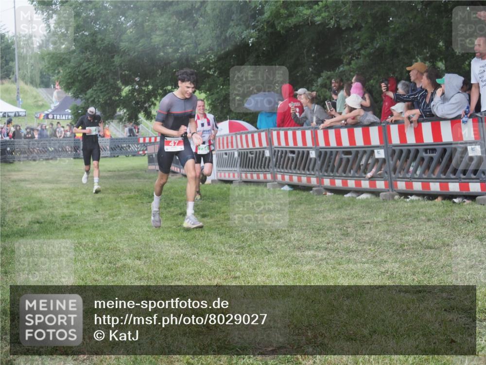 21.06.2025 - 27. Vierlanden-Triathlon KatJ http://msf.ph/oto/8029027 15.06.2025 13:33:59 Ziel 47, 734, 857 meine-sportfotos.de