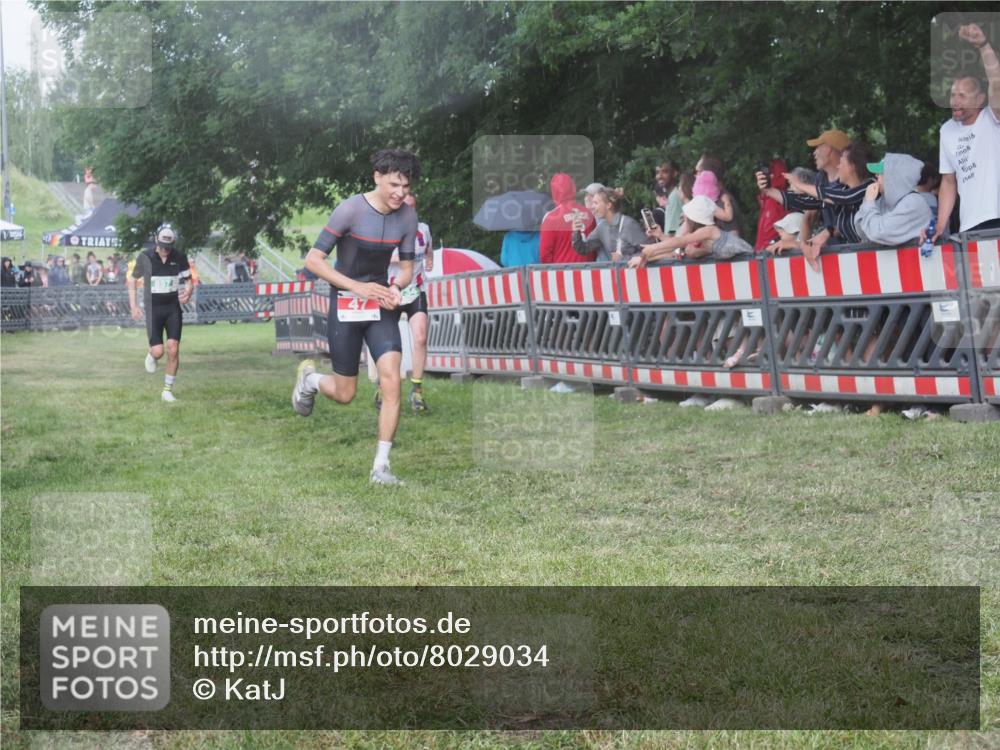 21.06.2025 - 27. Vierlanden-Triathlon KatJ http://msf.ph/oto/8029034 15.06.2025 13:33:59 Ziel 47, 734, 857 meine-sportfotos.de