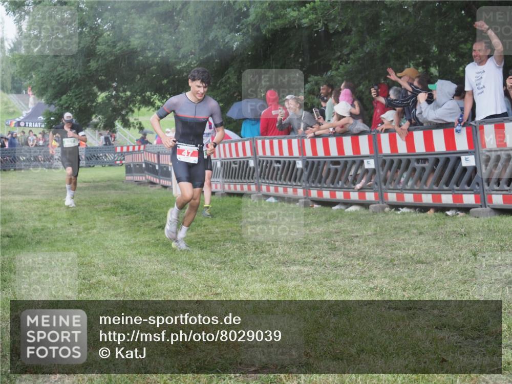 21.06.2025 - 27. Vierlanden-Triathlon KatJ http://msf.ph/oto/8029039 15.06.2025 13:33:59 Ziel 47, 734, 857 meine-sportfotos.de
