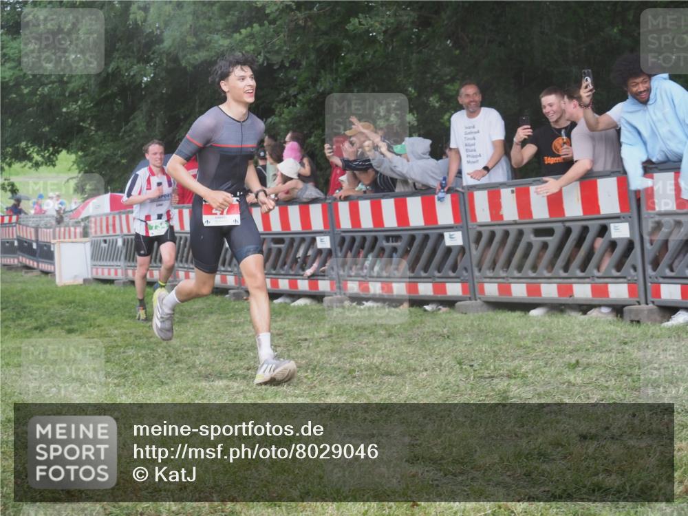 21.06.2025 - 27. Vierlanden-Triathlon KatJ http://msf.ph/oto/8029046 15.06.2025 13:34:00 Ziel 47, 734, 857, 912 meine-sportfotos.de
