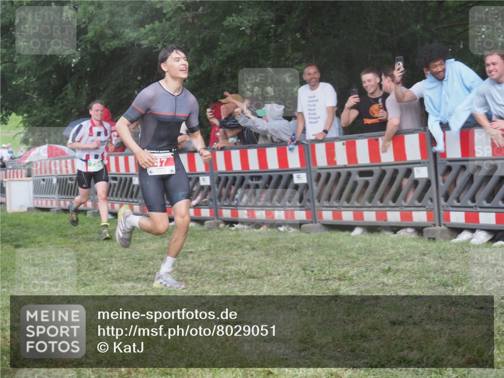 21.06.2025 - 27. Vierlanden-Triathlon KatJ http://msf.ph/oto/8029051 15.06.2025 13:34:00 Ziel 47, 734, 857, 912 meine-sportfotos.de