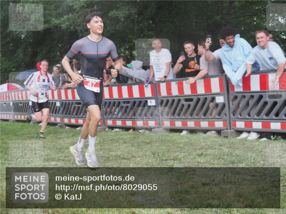 21.06.2025 - 27. Vierlanden-Triathlon KatJ http://msf.ph/oto/8029055 15.06.2025 13:34:00 Ziel 47, 734, 857, 912 meine-sportfotos.de