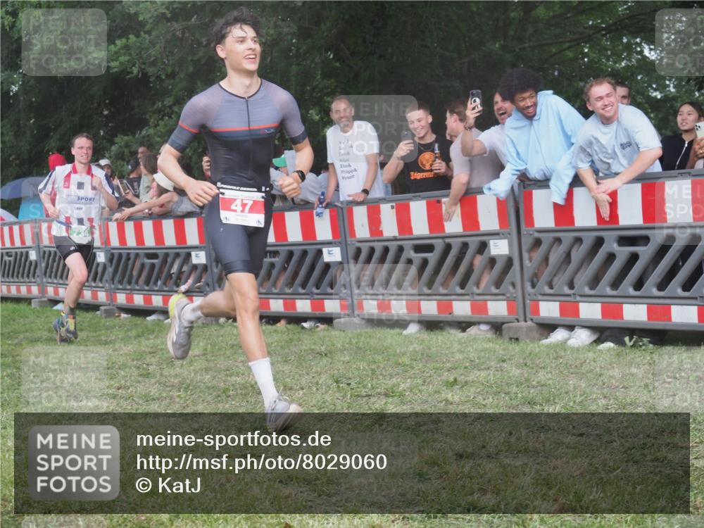 21.06.2025 - 27. Vierlanden-Triathlon KatJ http://msf.ph/oto/8029060 15.06.2025 13:34:00 Ziel 47, 734, 857, 912 meine-sportfotos.de