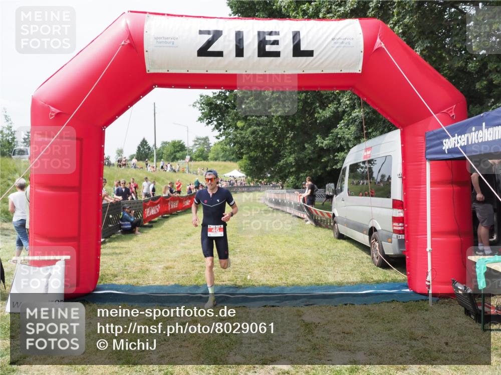 21.06.2025 - 27. Vierlanden-Triathlon MichiJ http://msf.ph/oto/8029061 15.06.2026 12:19:41 Ziel 46 meine-sportfotos.de